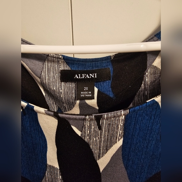 Alfani Women's Short Sleeve Top with Blue and Black Leaf Design 2x - Picture 2 of 3